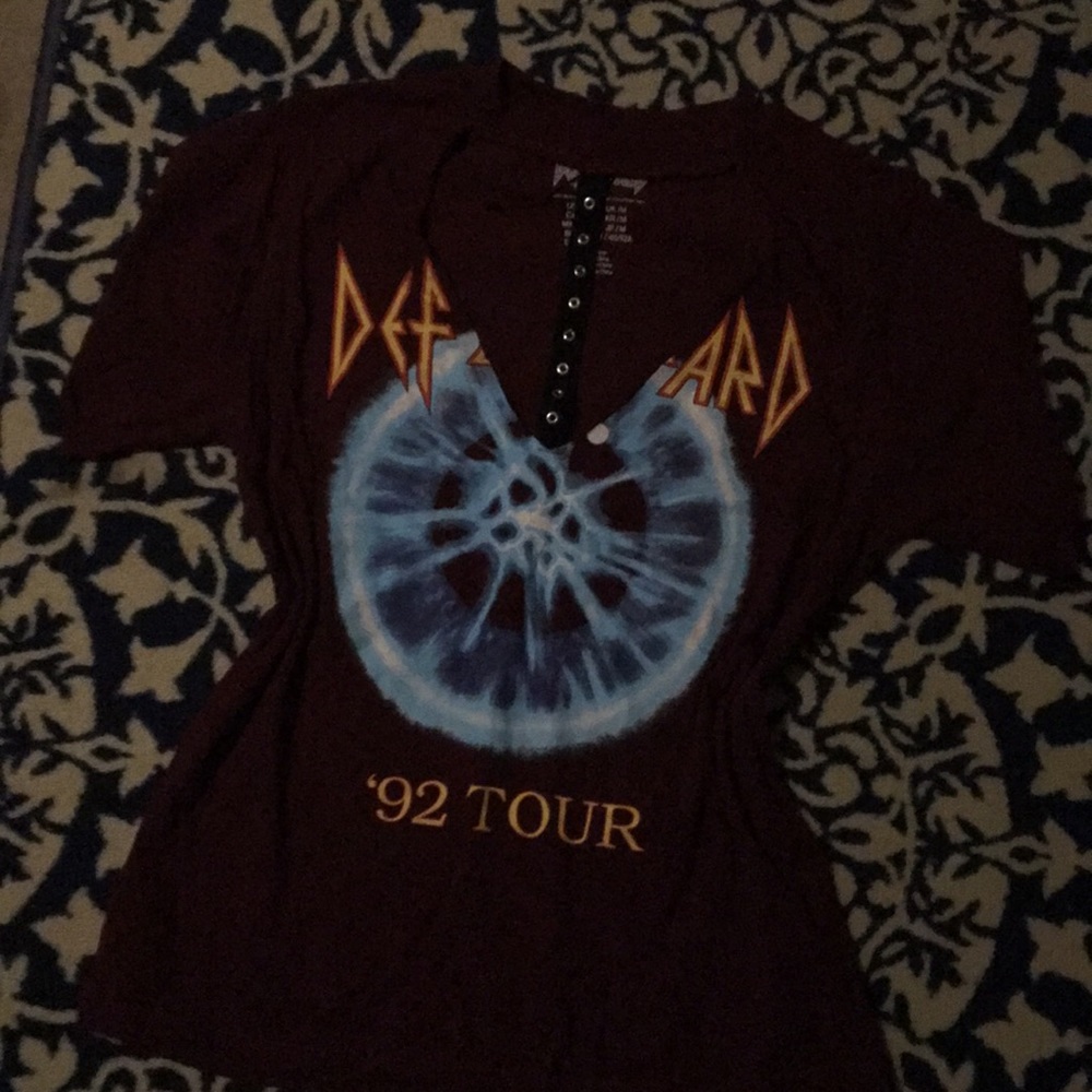 **concert tee*** super cute DEF Leppard cutout tee
